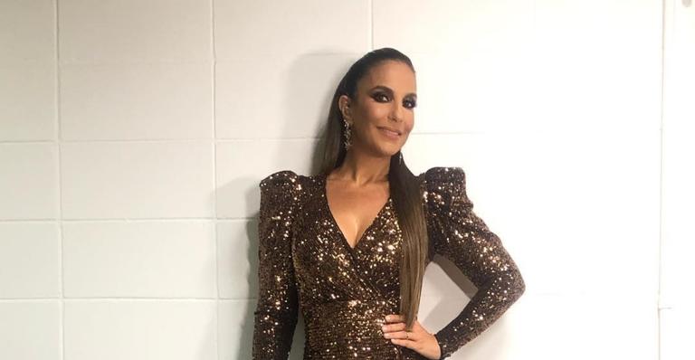 Ivete Sangalo esbanja sorrisos com look todo branco para ida ao Terreiro