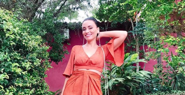 UAU! Suzana Pires posa de biquíni e impressiona com corpão