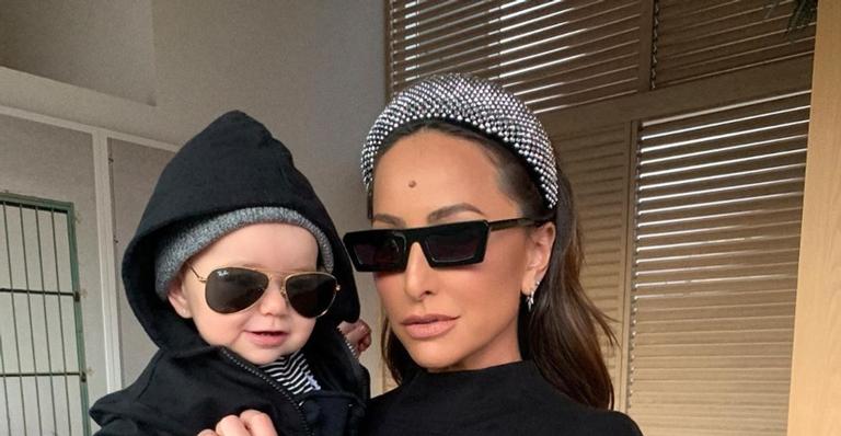 Zoe, filha de Sabrina Sato, faz pose para as lentes da câmera da mamãe e encanta web