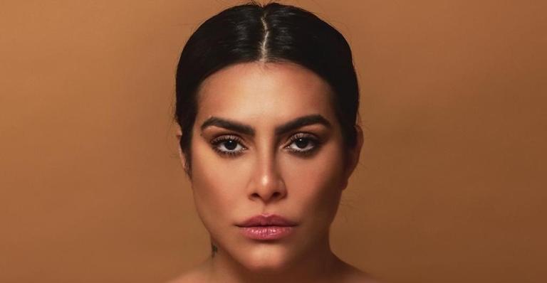 De pretinho básico, Cleo aparece sedutora e recebe ‘chuva’ de elogios