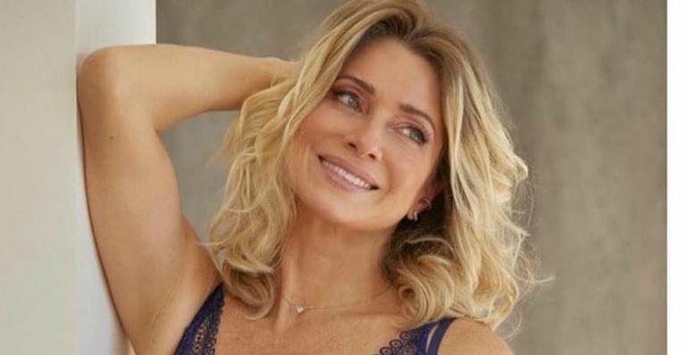 Aos 46 anos, Letícia Spiller posa de lingerie e fã compara seu corpo com de jovens de 20 anos