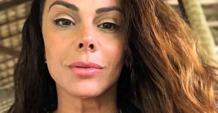 Viviane Araujo esbanja sensualidade ao posar de body vermelho e pernas à mostra