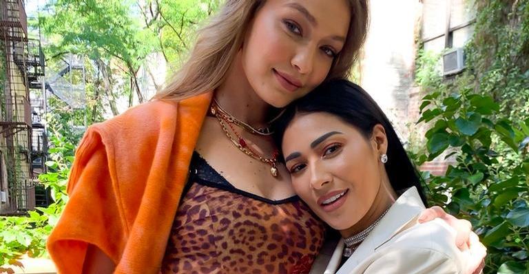 Simaria faz estréia em semana de moda de Nova York ao lado da modelo Gigi Hadid