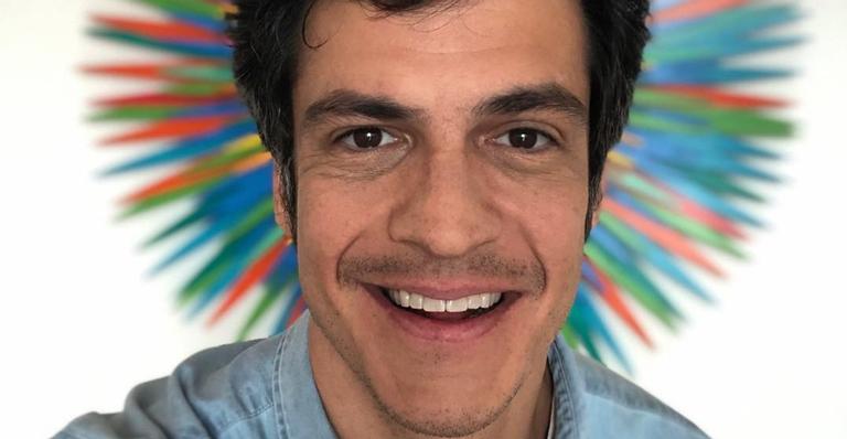 Mateus Solano relembra beijo em Thiago Fragoso na novela para combate à homofobia