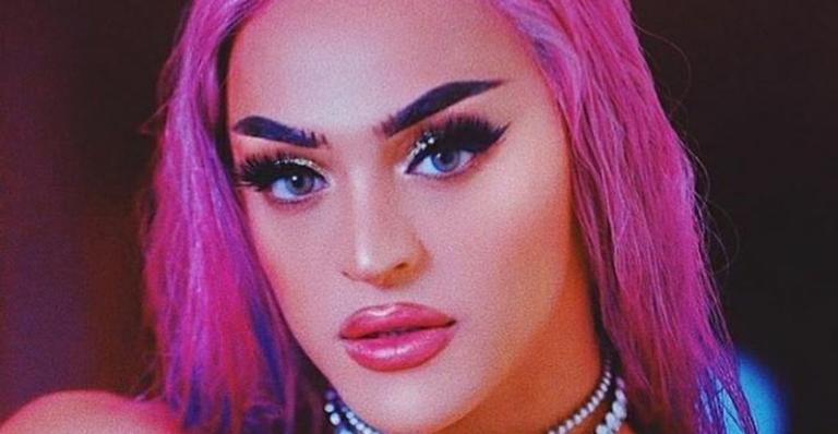 Pabllo Vittar sobe temperatura da web com cabelo no bumbum e vestido curtinho