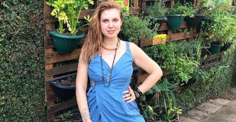 Autonomia feminina! Carolinie Figueiredo posta foto seminua e faz textão sobre resposta dada à Fábio Porchat