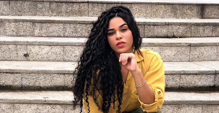 Dia de sol! Ex-BBB Elana Valenaria posa na praia e look ousado chama atenção