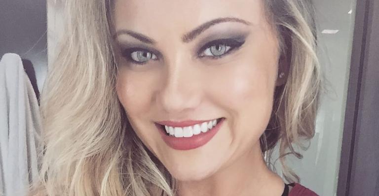 De frente e de costas, Ellen Rocche exibe cintura fininha em look todo brilhante