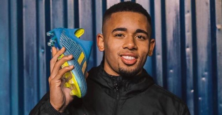 Apaixonados! Gabriel Jesus publica primeira foto ao lado da namorada