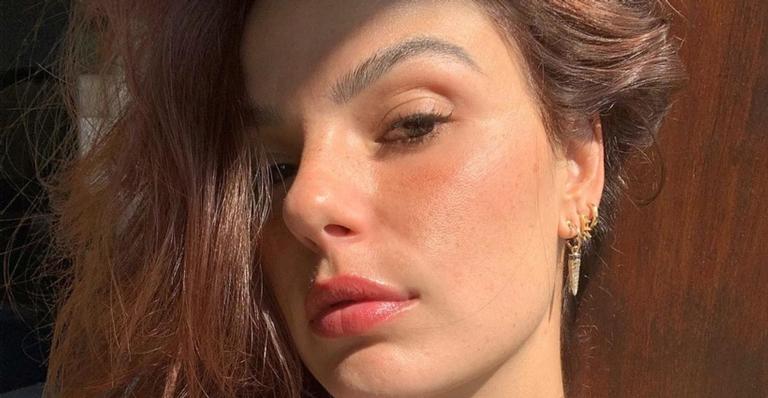 Isis Valverde posa em frente ao espelho e closet luxuoso chama atenção; confira!