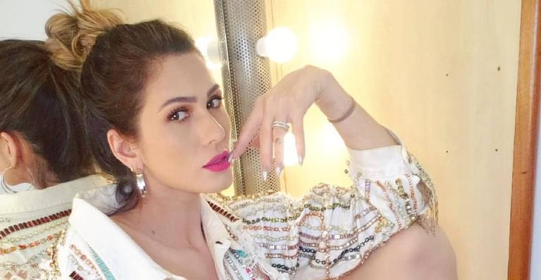 Com decotão, Lívia Andrade surge siliconada e arranca suspiros da web: ”Que mulher”
