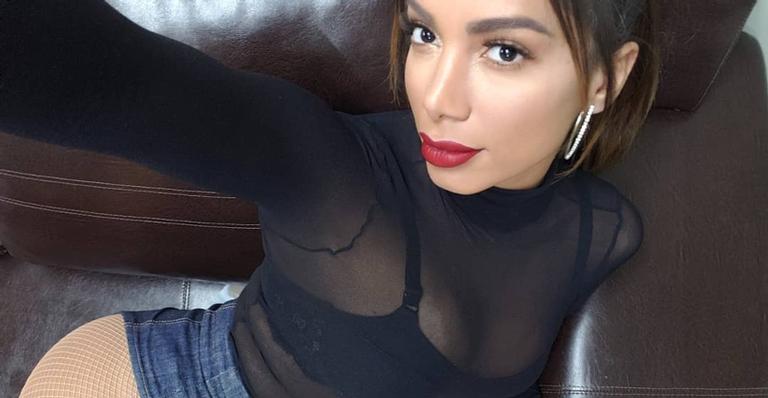 Solteira, Anitta curte noitada com amigos e ostenta barriga trincada de fora