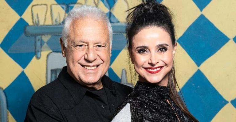 Antônio Fagundes assiste musical no Rio de Janeiro ao lado da esposa, Alexandra Martins