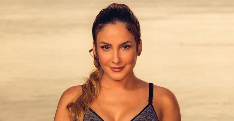Clique mais fofo do dia! Claudia Leitte compartilha selfie amamentando Bela