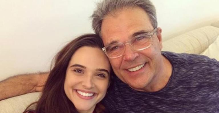 Aos 64 anos, falece pai de Juliana Paiva; Atriz estava gravando quando recebeu a notícia