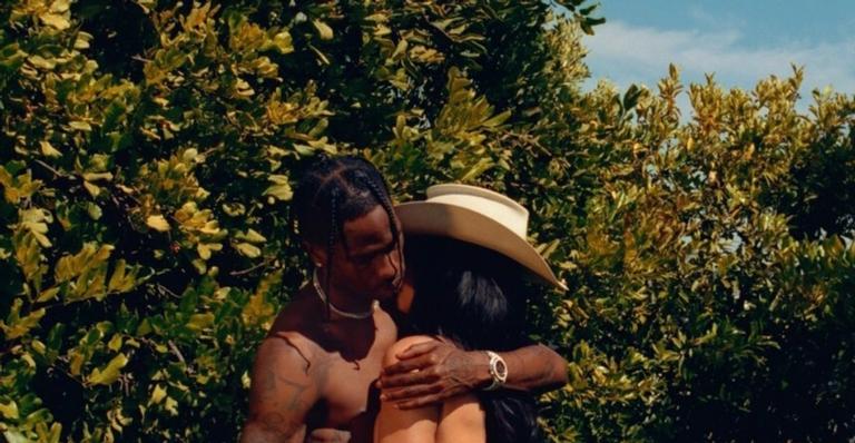 Kylie Jenner posa nua com Travis Scott e quebra a web; Confira!