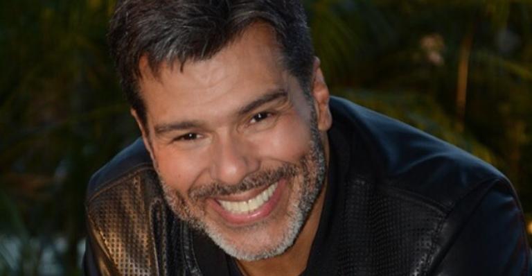 Maurício Mattar posa ao lado da esposa grávida de sete meses: ”Contagem regressiva”