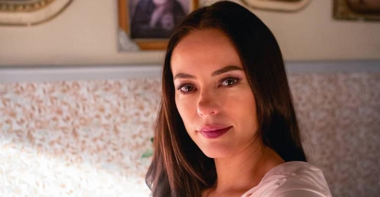 De Vivi Guedes, Paolla Oliveira bebe drink e esbanja beleza com óculos de sol extravagantes