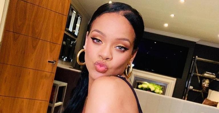 Menor, não existe! Rihanna surge em NY com bolsa minúscula que não cabe nem o celular