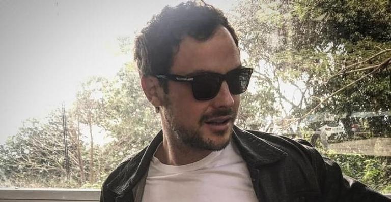 Sérgio Guizé toma banho de cachoeira com Bianca Bin e compartilha o momento na web