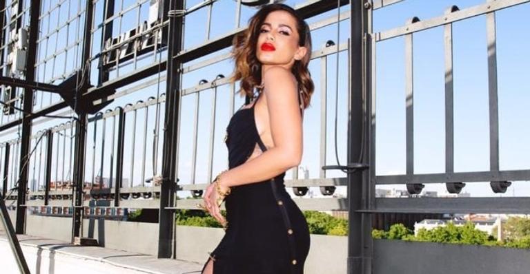 Fã puxa cabelo de Anitta e cantora se irrita em gravação de programa