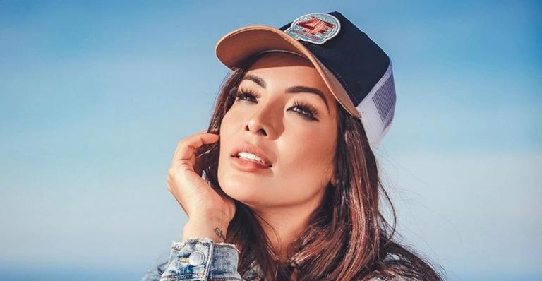 Carol Nakamura ostenta corpo impecável em dia na praia com o namorado