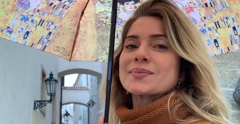 Aos 46 anos, Letícia Spiller curte cachoeira e aparece com o corpo em forma