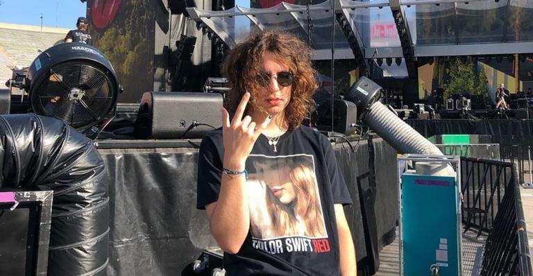 Lucas Jagger surge com unhas pintadas e não hesita ao rebater críticas: ”Fiquem com raiva”