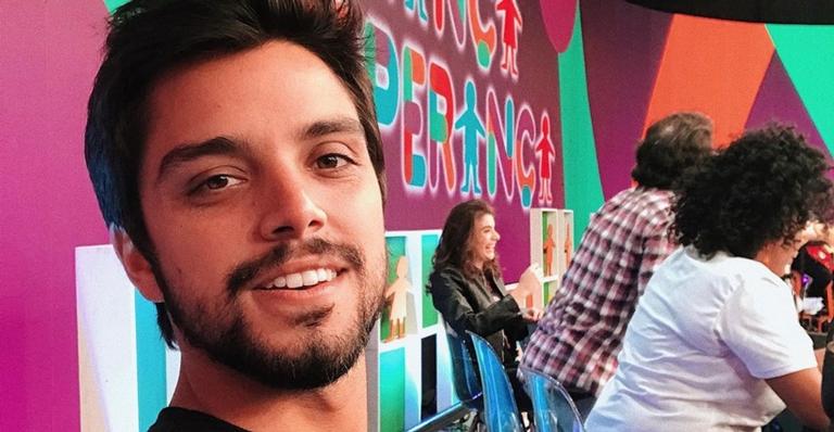 Rodrigo Simas coloca rebolado pra jogo e brinca dançando funk