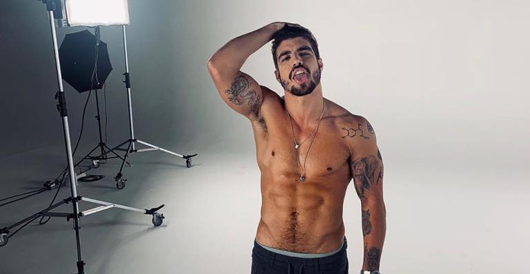 Caio Castro comete deslize e surge apenas de camiseta nas redes sociais 