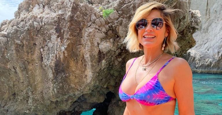 Flávia Alessandra surge em pé no ombro do irmão e diverte seguidores: ”Cara de esforço”