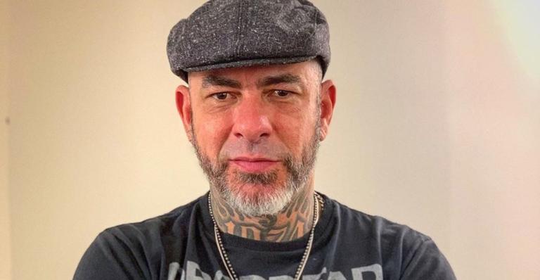 Henrique Fogaça relembra clique raro de quando era jovem e exibe abdômen trincado