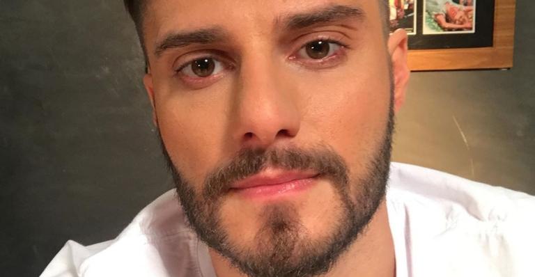 Hugo Bonemer perde seguidores nas redes sociais após fazer publicação beijando o namorado