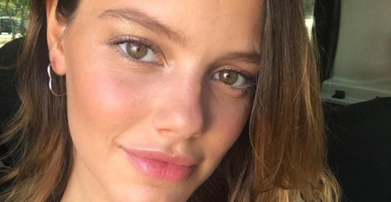 Ela está chegando! Nos últimos momentos da gravidez, Laura Neiva exibe barrigão