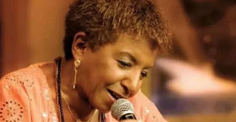 Sambista Leci Brandão chora e lamenta morte da mãe: ”Estou sofrendo muito”