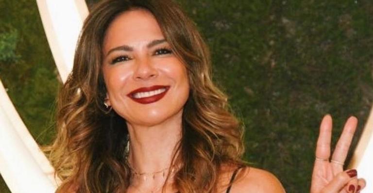 Luciana Gimenez surge com vestido impecável em ‘night’ divertida: ”Seja você mesmo”