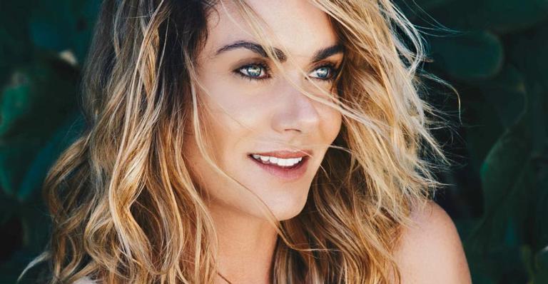 Luize Altenhofen relembra clique ousado e surge completamente sem roupa 