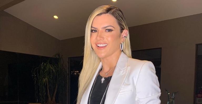 Mirella Santos tira tempo para cuidar de si e aproveita para colocar o bronze em dia