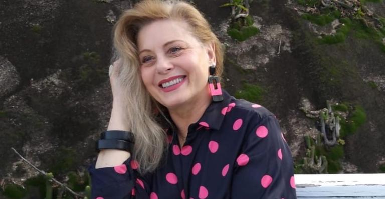 Vera Fischer arranca suspiros da web ao relembrar clique com gominhos na barriga: ”Musa”