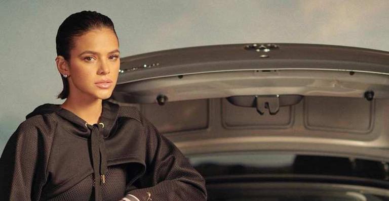 Bruna Marquezine esbanja beleza e surge magérrima em foto de biquíni