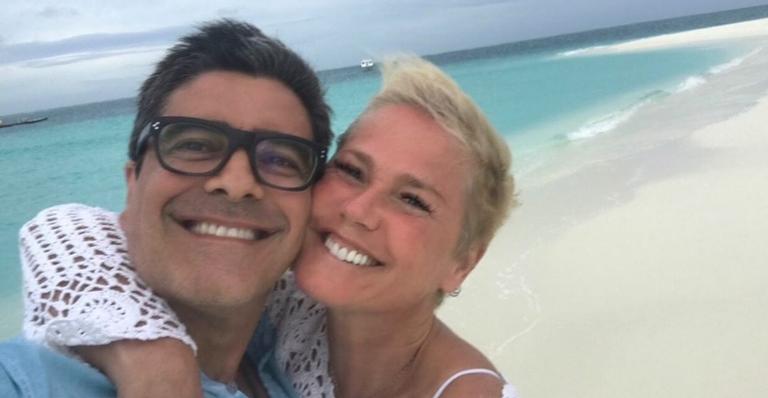 Em praia paradisíaca, Junno Andrade faz declaração emocionante para Xuxa Meneghel