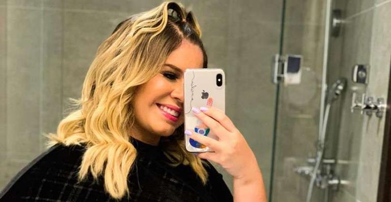 Mamãe na área! Marília Mendonça aposta em look justinho em show e deixa gravidez à mostra