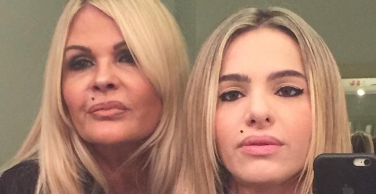 Apaixonadas! Monique Evans beija a namorada durante evento de moda e público reage