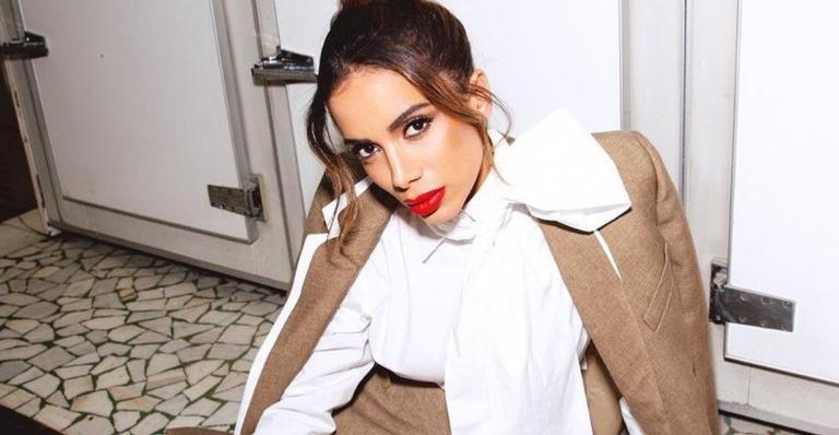 Homem invade palco de Anitta durante apresentação e cantora sai correndo 