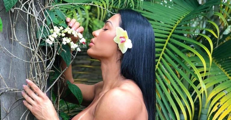 Gracyanne Barbosa surge completamente sem roupa em clique e declara: ‘’Mulher pode tudo’’