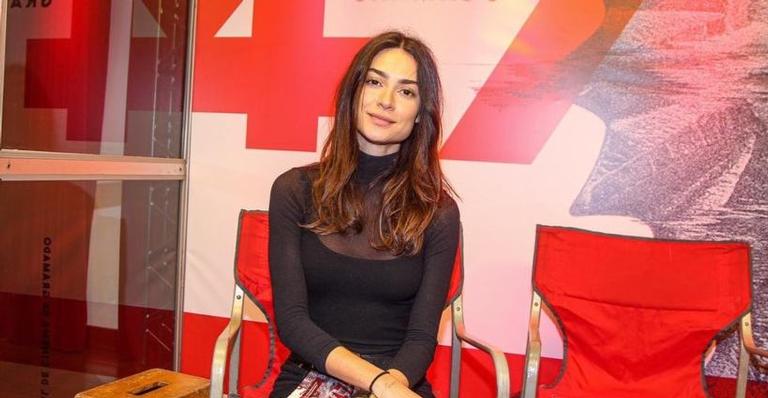Beleza natural! Thaila Ayala dispensa biquíni ao nadar em rio; confira!