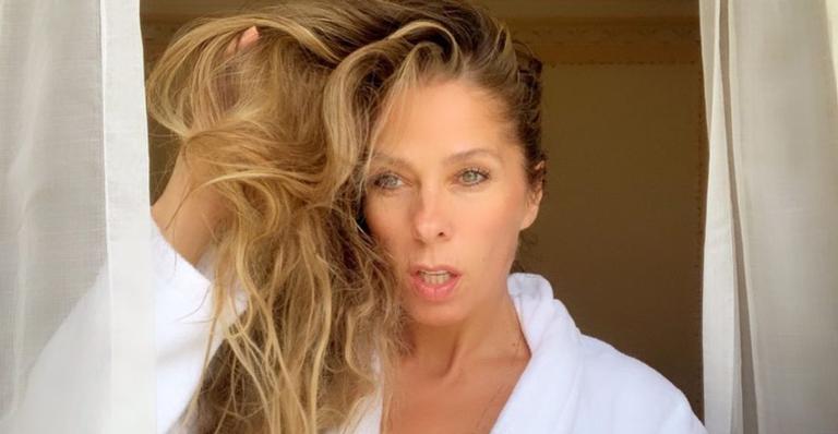 Inspire-se! Sem sutiã, Adriane Galisteu aposta em vestido transparente, com fenda enorme e muito brilho