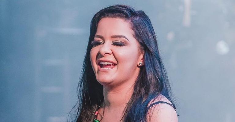 Depois de perder 11 Kg, Maraisa exibe barriga tanquinho em show
