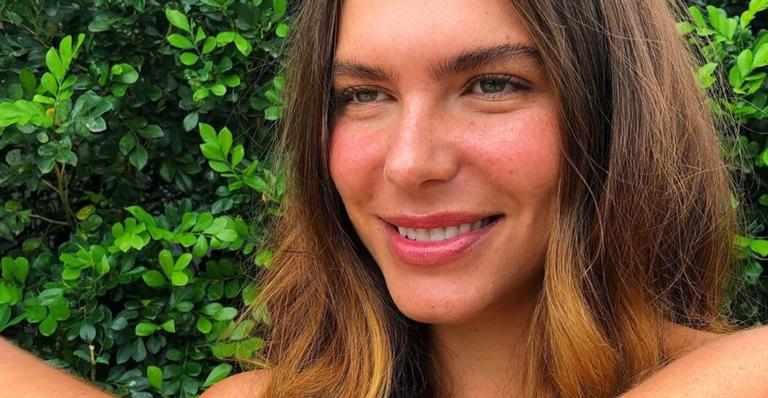 Esposa de Cauã Reymond, Mariana Goldfarb, compartilha registro com estrias e comenta: ‘Perfeitamente imperfeito’