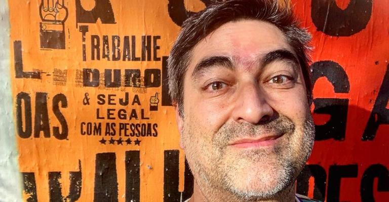 Veja os detalhes! Zeca Camargo reforma apartamento e árvore no meio do balcão da cozinha rouba a cena